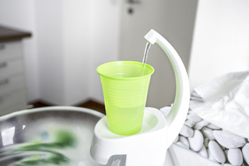 Becher wird mit Wasser gefüllt