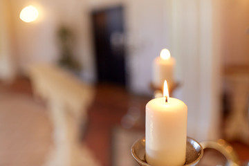 Fototapeta na wymiar candles burning in church