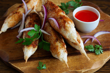 Dietary chicken kebabs with sauce.