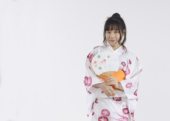 団扇を持った浴衣姿の女性