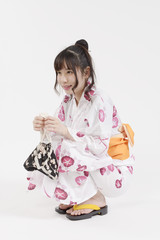 しゃがむ浴衣姿の女性