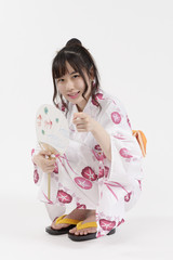 しゃがむ浴衣姿の女性