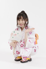 しゃがむ浴衣姿の女性