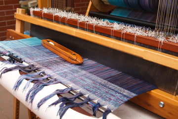 Weaving shuttle on the warp in weaving machine