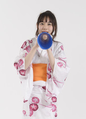 メガホンを持って応援する浴衣姿の女性