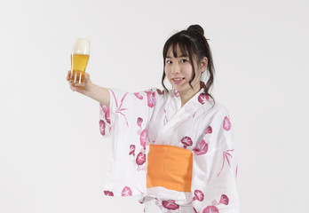 ビールを持った浴衣姿の女性