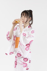 ビールを飲む浴衣姿の女性