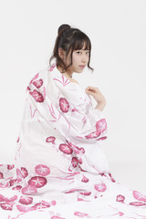 浴衣をはだけた若い女性