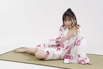 浴衣をはだける若い女性