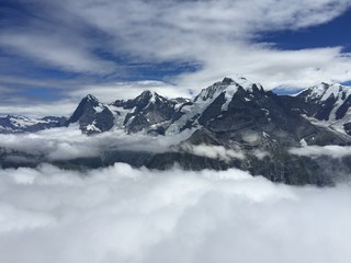 Fototapeta na wymiar Eiger Mönch und Jungfrau vom Schilthorn aus in Nebel