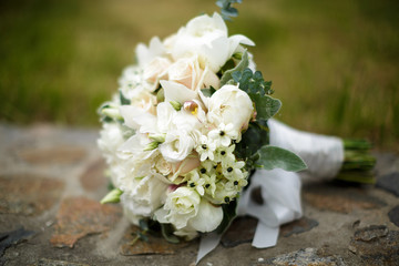 Obraz na płótnie Canvas wedding bouquet of white roses and hydrangeas