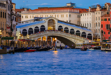 Rialto bridge in Venice Italy - obrazy, fototapety, plakaty