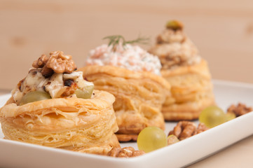 Vol-au-vent with nuts and grapes