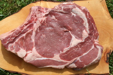 Frische Rinderkoteletts