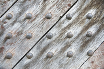 Eisennägel an alter Holztür