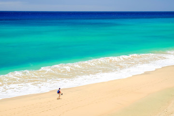 Strand met verbazingwekkende waterkleuren op Fuerteventura, Spanje.