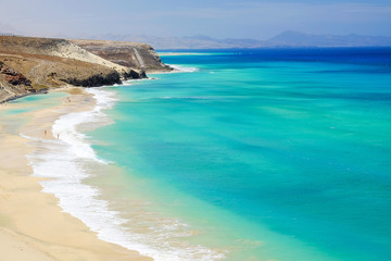 Strand met verbazingwekkende waterkleuren op Fuerteventura, Spanje.