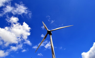Windrad vor Schönwetterwolken