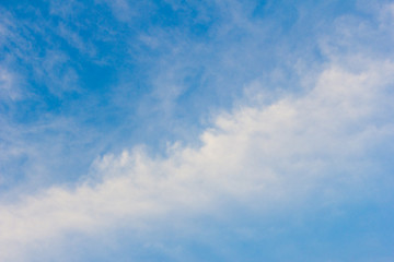 Nube alargada recortada contra el cielo azul.
