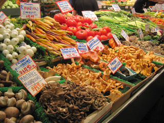 Fruit and vegetable market stand