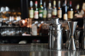 cocktail shaker on counter bar background - obrazy, fototapety, plakaty