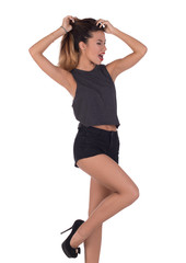 Fototapeta premium piękna dziewczyna w krótkich spodenkach i koszulce na białym tle