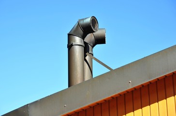 Schornstein mit Kupfer-Verkleidung auf einem Ziegeldach
