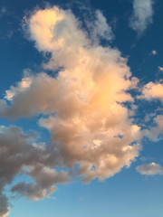 Nubes naranjas en contraste con el cielo azul.