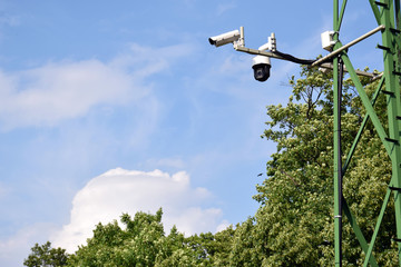 Profesjonalne kamery monitoringu CCTV na maszcie. Kamera obrotowa. - obrazy, fototapety, plakaty