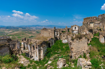 Fototapeta na wymiar Craco (Italy) - The evocative ruins and landscapes of the ghost town scattered among the badlands hills of the Basilicata region, beside Matera, destroyed by a landslide and abandoned.