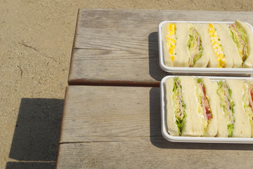 公園のベンチとサンドイッチ