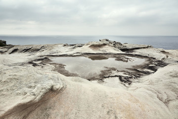 Pfütze in grauem Stein