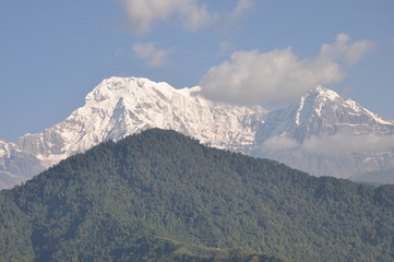 Picos nevados en el Himalaya