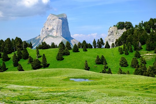 Le Mont Aiguille et le Pas de l'Aiguille