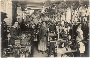 Women Working in Factory. Date: circa 1914 - 1918 - obrazy, fototapety, plakaty