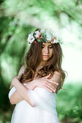 Naklejka premium Brunette bride in fashion white wedding dress with makeup