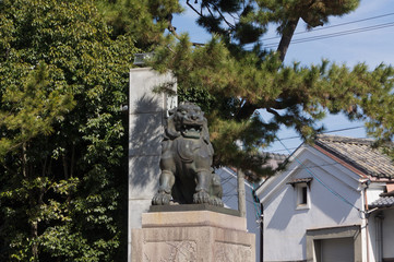 Obraz premium Statue of lion-dog called Komainu at the main gate as the guardian of Kitano Shrine.