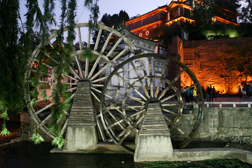 Fototapeta na wymiar waterwheel in Lijiang Ancient City