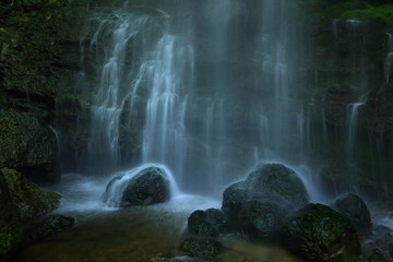 Fototapeta na wymiar 夏の降る滝