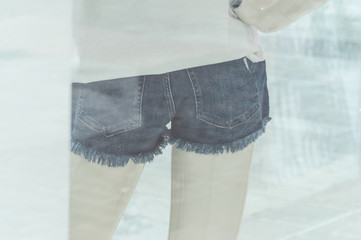 short en jean sur mannequin en vitrine