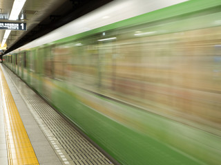 発車する地下鉄