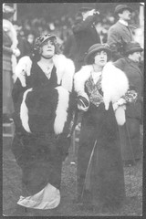 Fototapeta na wymiar Race Day Fashions. Date: circa 1913