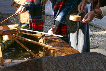手水場の人々