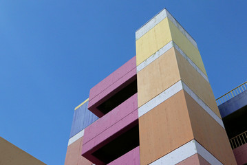 Blick nach oben auf eine bunt angemalte Betonfassade 