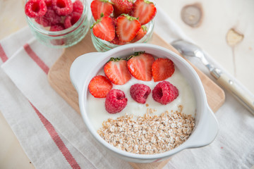 Joghurt mit Müsli und Beeren 