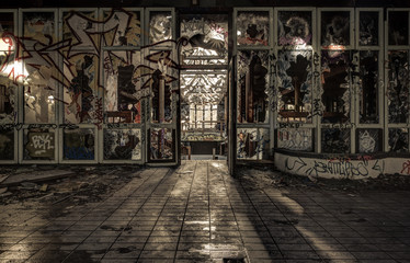 Fototapeta na wymiar Eingang in verlassenes Gebäude