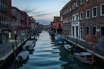 Fototapeta premium Blick auf Wasserstrasse in Burano, Venedig
