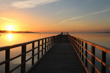 Fototapeta premium malerischer Sonnenaufgang an einer Seebrücke an der Ostsee mit Panorama auf die Eckernförder Bucht