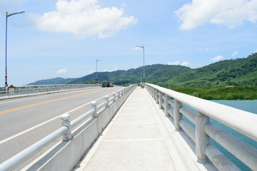 Obraz premium The bridge between at Koh Lanta Noi And Lanta Yai