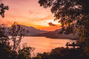 Fototapeta na wymiar Sunset on the lake and mountains on Bali